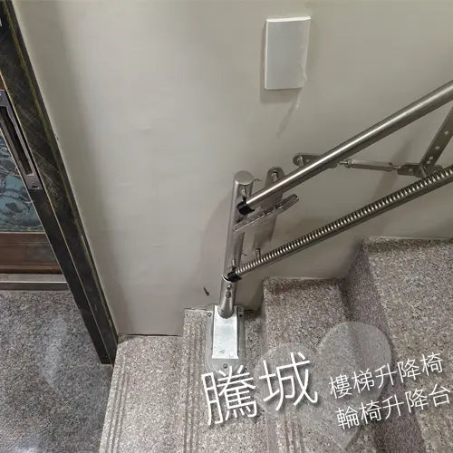台北仁愛牙醫裝電動樓梯升降椅幫行動不便的家人上下樓梯