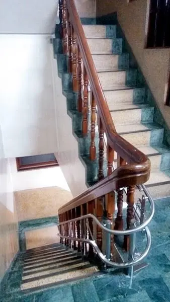 彎道180度樓梯升降椅2