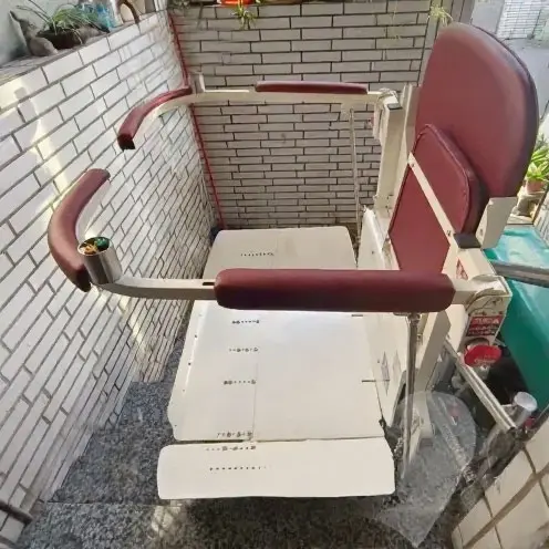 CF‑150 採用防鏽不鏽鋼，可在戶外使用，將貨物從街道層運送至住家入口。